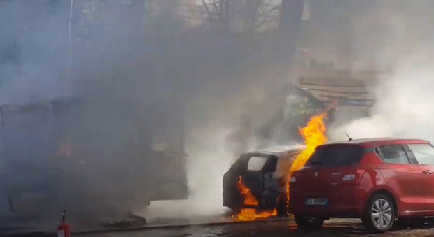 Bus per il trasporto disabili distrutto dalle fiamme a Roma, incenerite anche cinque auto