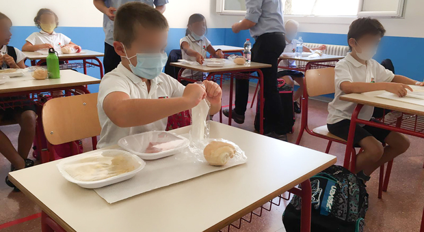 Il pranzo non arriva: bimbi delle elementari saltano il pasto. Scatta la multa per la mensa
