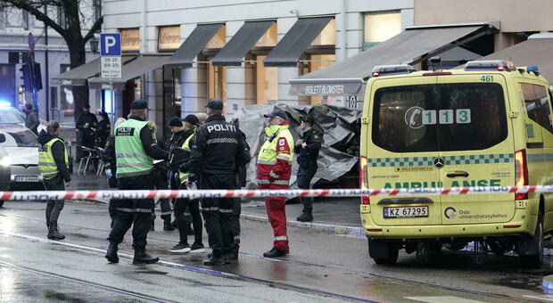 Norvegia, attacco col coltello: tre feriti tra cui un poliziotto. Ucciso l'attentatore. Ha urlato «Allahu Akbar»