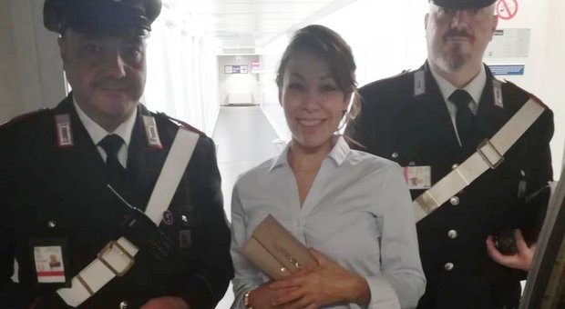 Perde il portafogli in aeroporto con seimila euro, i carabinieri glielo ritrovano