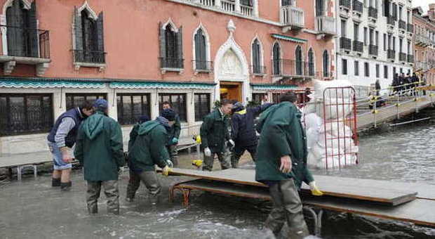 Ladri vandali alla Giudecca, rubate otto passerelle per l'acqua alta