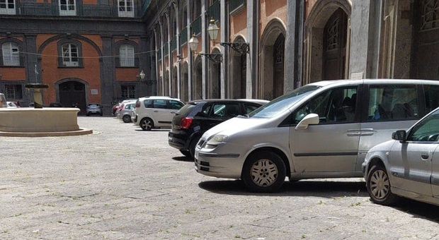 Napoli: auto e pirati della sosta, Palazzo Reale sotto assedio