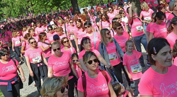 Sorrisi e allegria per più di 4.500 donne: la corsa in rosa fa il pieno
