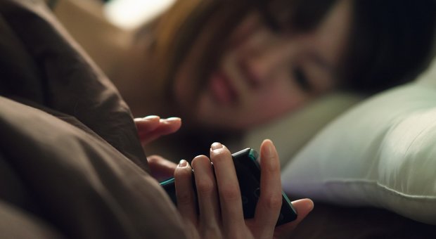 I teenager dormono male: sonno interrotto da chat e sms per uno su cinque