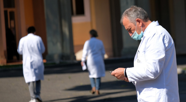 Coronavirus a Roma, bollettino Spallanzani: «121 ricoverati, 50 confermati Covid. 7 con supporto respiratorio»