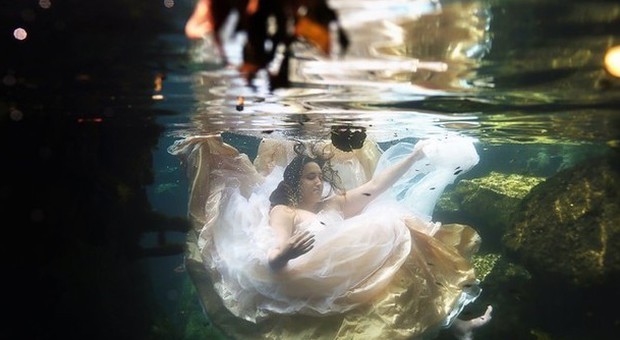 Il fidanzato muore prima delle nozze, lei posa con l'abito da sposa sott'acqua in suo onore
