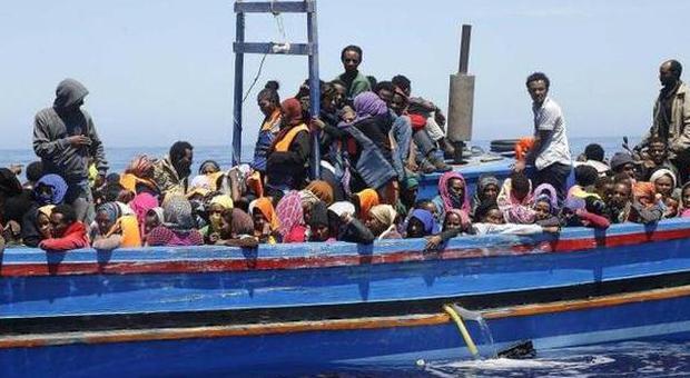 Migranti, affonda un barcone diretto in Italia: 10 morti