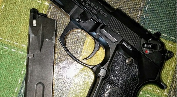 Napoli, blitz contro le «stese» in casa trovati una pistola e droga