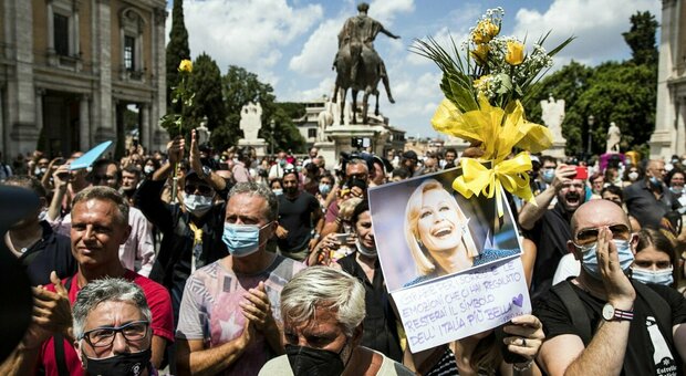 Raffaella Carrà, funerali in diretta: l'ultimo saluto alla regina della tv italiana