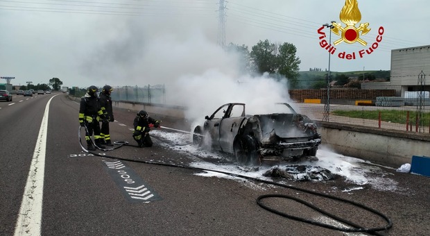 Jaguar distrutta dalle fiamme