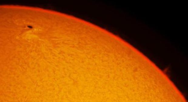Grande 10 volte la Terra: di nuovo visibile la super macchia solare