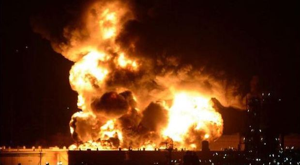 Vasto incendio alla raffineria di Milazzo: esplode serbatoio
