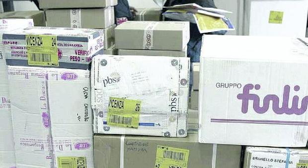 L'e-commerce intasa gli uffici postali: stanze piene zeppe di pacchi