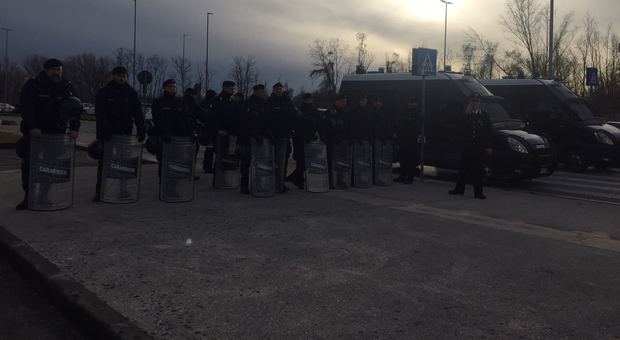 La polizia e i carabinieri di Udine oggi prima degli scontri alla Dacia Arena
