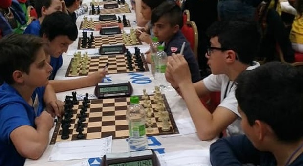 I ragazzi impegnati in un torneo di scacchi