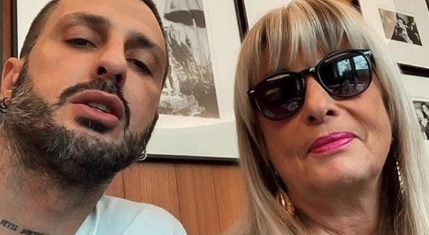 Fabrizio Corona fa pace con mamma Gabriella: «Certi amori non finiscono». I fan: «L'unica donna che non ti tradirà mai»