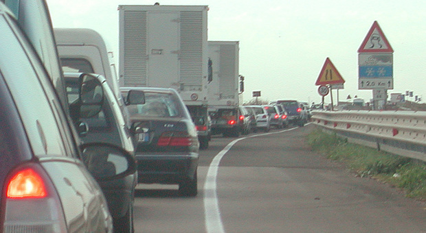 Scontro camion-auto in Romea prima del ponte: chiusa la statale, traffico nel caos