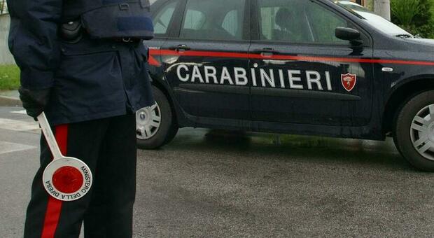 Sperona tre volanti della polizia e tenta di investire un carabiniere: ricercato 28enne alla guida di una Bmw