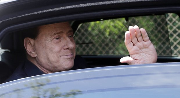 Berlusconi sereno ma provato, martedì l'intervento. FI: resta il leader