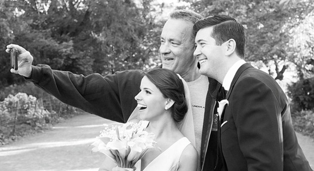 Usa, servizio fotografico con sorpresa: Tom Hanks photobomber per una coppia di sposi