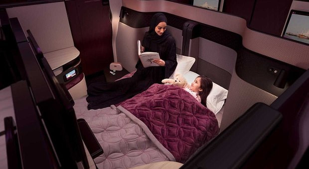 Qatar Airways, i sedili diventano letto matrimoniale: una «suite» per i clienti di business class