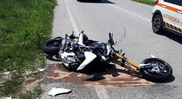 Motociclista padovano sbanda e cade sul Montello: morto sul colpo