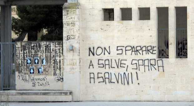 «Non sparare a salve, spara a Salvini», scritte choc a Lecce. Ira della Lega: «Idioti»