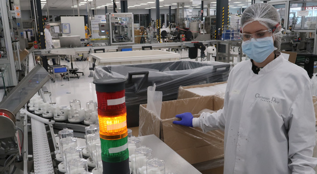 I laboratori Dior che producono gel disinfettante