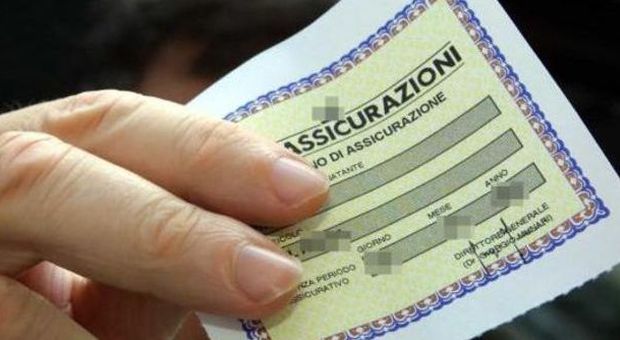 Truffa alle assicurazioni con false residenze: denunciati 11 napoletani