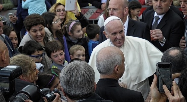 Papa Francesco a sorpresa a villa Borghese per la Giornata della Terra