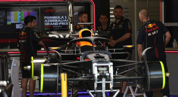 Meccanici al lavoro sulla vettura Red Bull di Max Verstappen prima delle prove del Gp di Baku in Azerbaigian