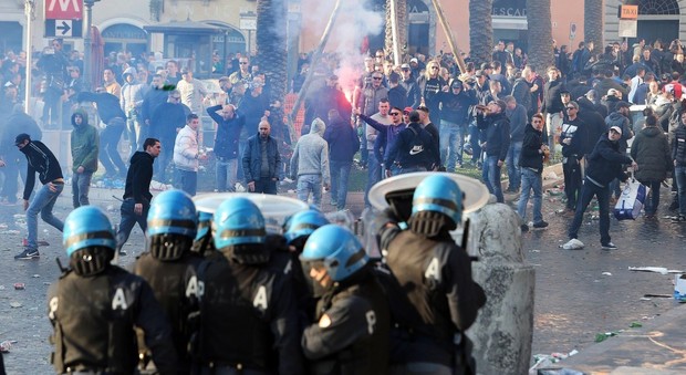 Gli scontro tra polizia e ultrà dl Feyenoord in piazza di Spagna