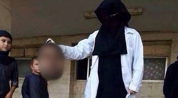 Studentessa inglese mostra una testa mozzata su Twitter: "Sono la dottoressa dei terroristi dell'Isis"