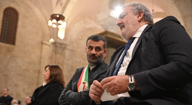 La Regione Puglia approva la legge salva-poltrona. Lo sfogo social del sindaco Decaro: «Una legge anti-decenza»