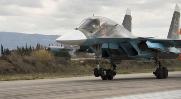 La Russia prepara un attacco senza precedenti, l'allarme degli 007: «Ammassati jet ed elicotteri al confine ucraino»
