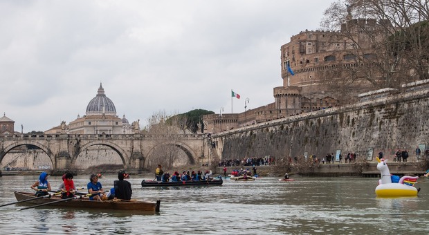 Roma, il “Carnevale Tiberino”: tutti in maschera (e in barca) sul Tevere