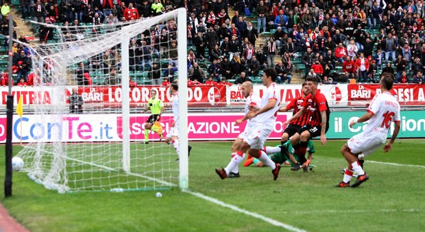 Il Bari vince il derby con il Foggia in extremis: decide Galano al 92'