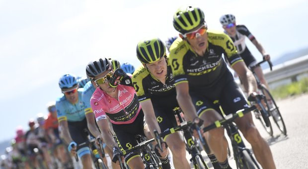 Giro d’Italia, al via la seconda settimana con Yates in rosa. Sabato lo Zoncolan