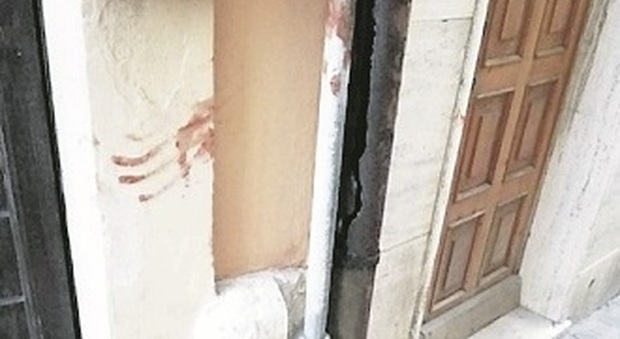 Senigallia, vistose macchie di sangue e una manata sul muro: è un mistero