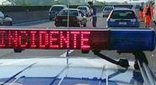 Scontro tra quattro auto e un furgone sull'A1 ​all'altezza di Modena sud: un morto e sei feriti