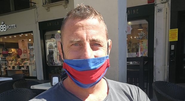 Luke Mahoney con mascherina rossoblù in questi giorni a Rovigo prima della partenza