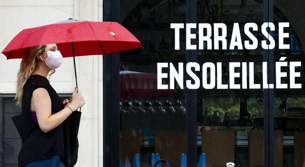 Covid, a Marsiglia chiusi i ristoranti Il governo: situazione sta degradando In 24 ore oltre 13 mila nuovi contagi