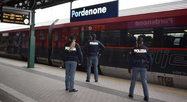 Agenti Polfer in stazione a Pordenone
