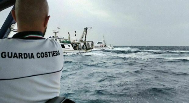 Peschereccio affonda in Sardegna dopo lo scontro con un traghetto: disperso un marinaio, ricerche in mare