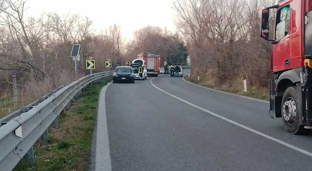 Potenza Picena, scontro tra auto, esce fumo d quella elettrica: traffico in tilt sulla Statale Adriatica