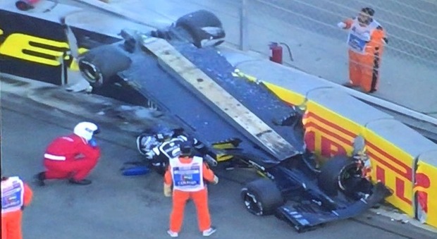 F1 Incidente choc: l'auto di Hulkenberg cappotta e prende fuoco