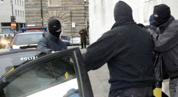 Terrorismo, quattro kosovari arrestati "Inneggiavano all'Isis e avevano armi"