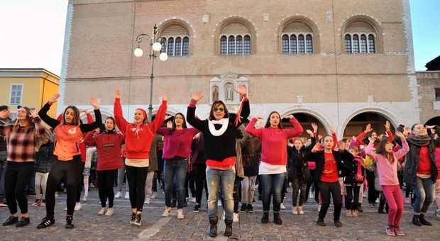 Un momento del flash mob in piazza Venti Settembre a Fano