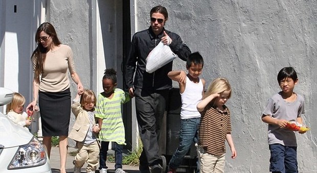 Angelina Jolie e Brad Pitt insieme a cinque dei loro sei figli (FameFlynet.uk.com)