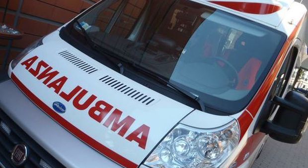 Messina, si conficca un coltello nella gola per farla finita: salvato in extremis